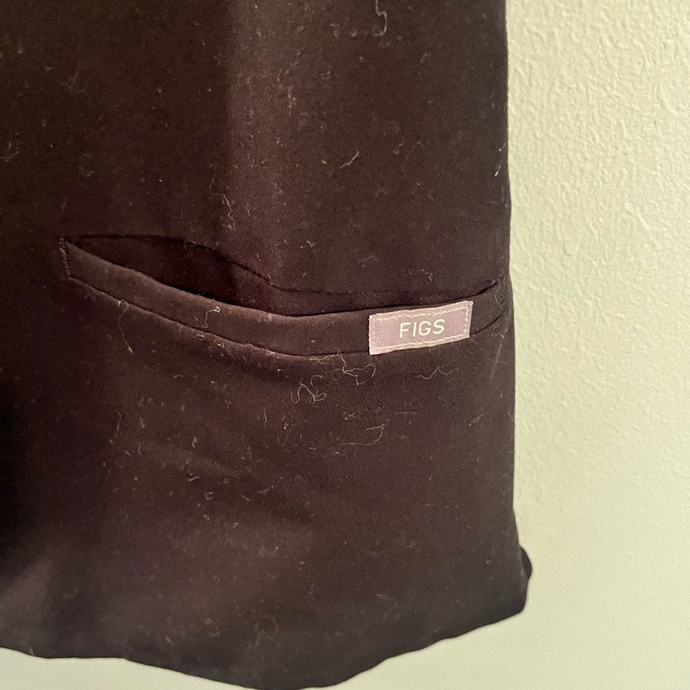 FIGS Black Scrub Top - Picture 3 of 4
